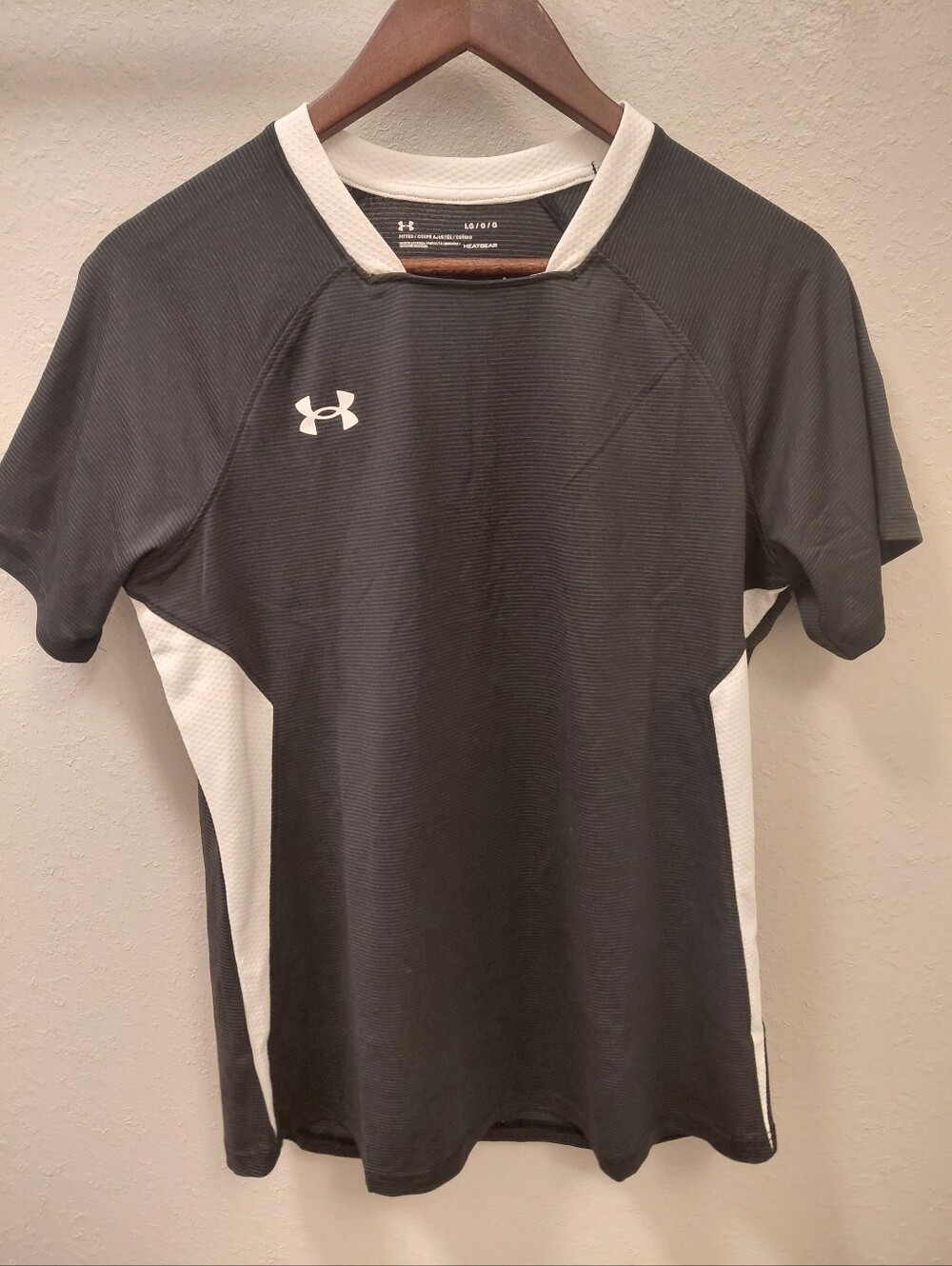 Womens Under Armour Black and White Short Sleeve Performance Tee.size L. NEW.